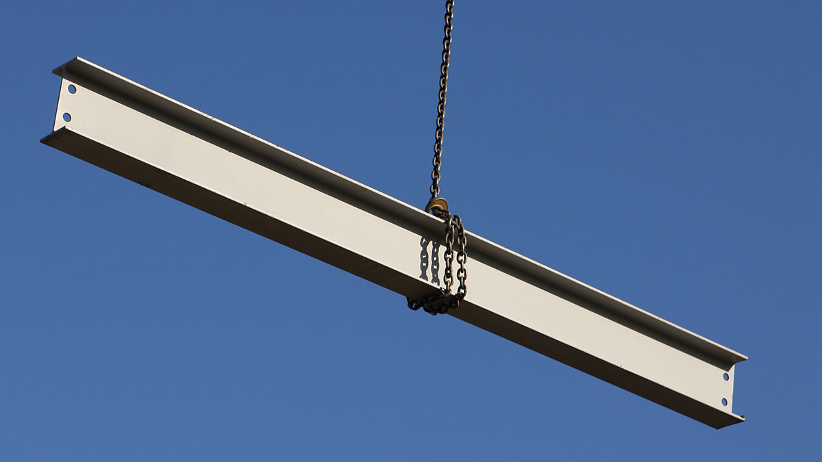 Construction crane girder chain suspended